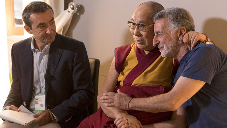 Sua Santità il Dalai Lama insieme al sindaco di Messina, Renato Accorinti, durante la conferenza stampa che si è tenuta a Taormina il 16 settembre 2017. (Foto di Paolo Regis)
