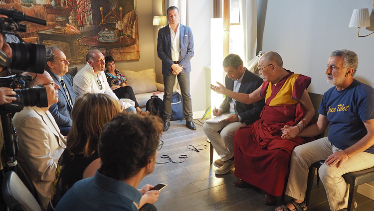 Sua Santità il Dalai Lama durante la conferenza stampa che si è tenuta a Taormina il 16 settembre 2017. (Foto di Jeremy Russell)