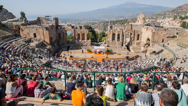 L'Antico Teatro di Taormina, gremito da oltre 2.500 persone in occasione della conferenza pubblica del Dalai Lama sul tema “La pace è l’incontro tra i popoli”. Taormina, 16 settembre 2017. (Foto di Paolo Regis)