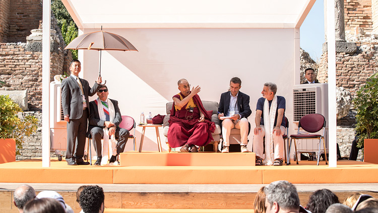 Sua Santità il Dalai Lama durante la conferenza pubblica “La pace è l'incontro tra i popoli” presso il Teatro Antico di Taormina, 16 settembre 2017 (Foto di Paolo Regis)