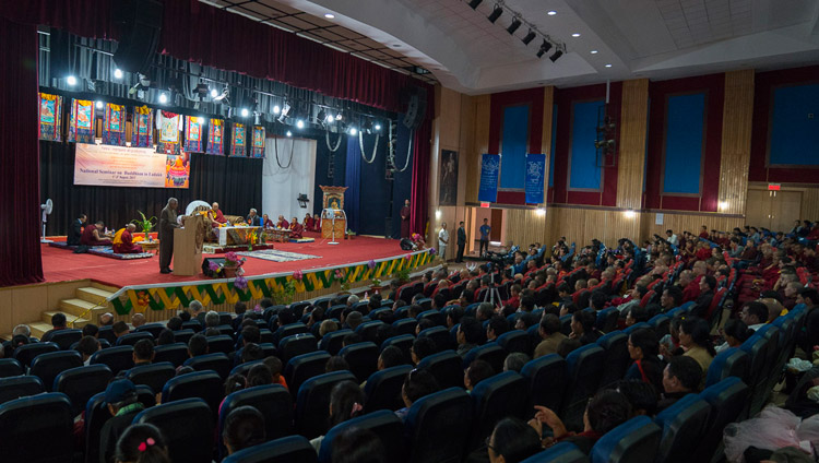 Il professor SR Bhat, presidente del Consiglio Indiano per le Ricerche Filosofiche (ICPR), durante la sua introduzione al seminario “Il Buddhismo in Ladakh” presso l’Istituto Centrale di Studi Buddhisti a Leh, Ladakh (India), il 1° agosto 2017. (Foto di Tenzin Choejor/OHHDL)