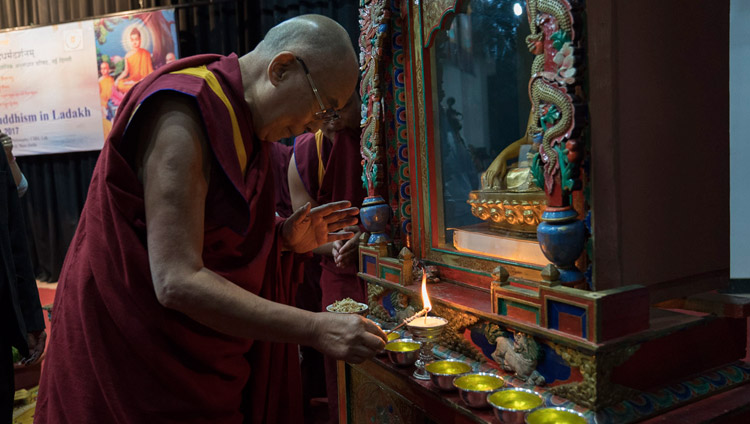 Sua Santità il Dalai Lama accende una lampada votiva per aprire ufficialmente la tre giorni di seminari “Il Buddhismo in Ladakh”, presso l’Istituto Centrale di Studi Buddhisti di Leh, Ladakh (India) il 1° agosto 2017. (Foto di Tenzin Choejor/OHHDL)