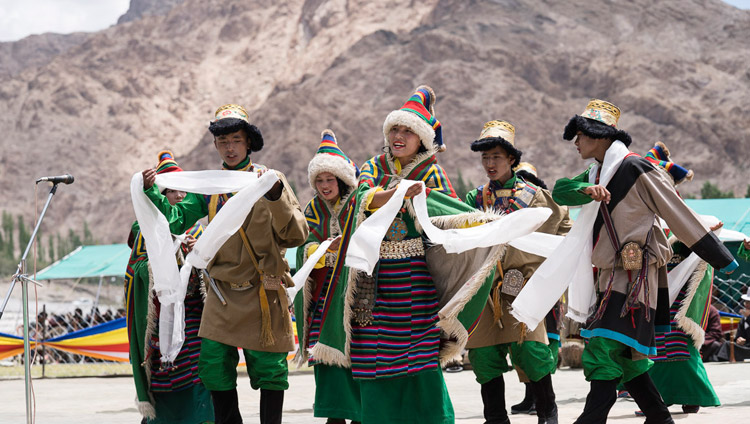 L’esibizione degli studenti durante il saluto finale a Sua Santità il Dalai Lama presso lo Shiwatsel, a Leh, Ladakh (India) il 1° agosto 2017. (Foto di Tenzin Choejor/OHHDL)