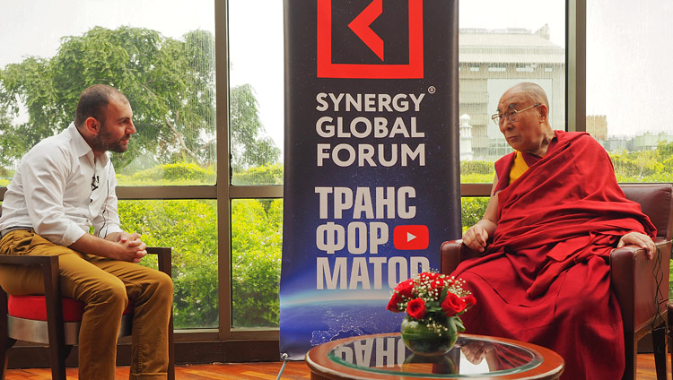 Grigory Avetov, CEO della Synergy Business School di Mosca a colloquio con Sua Santità il Dalai Lama a Delhi (India) il 3 agosto 2017. (Foto di Jeremy Russell/OHHDL)