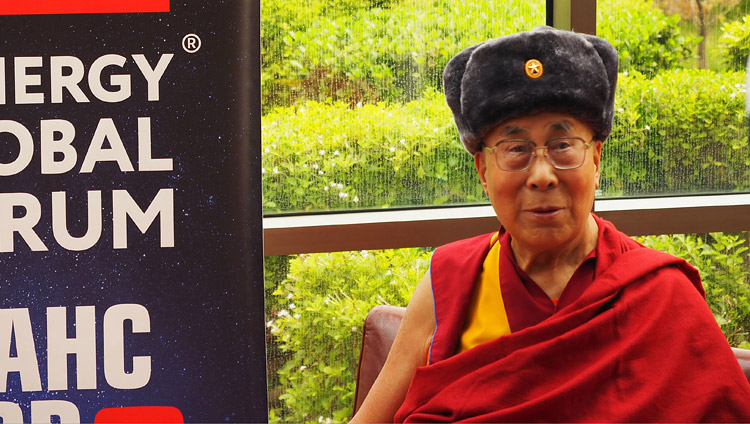 Sua Santità il Dalai Lama indossa il colbacco ricevuto in dono dopo l’intervista a rilasciata a Delhi (India) sul Synergy Global Forum, il 3 agosto 2017. (Foto di Jeremy Russel/OHHDL)