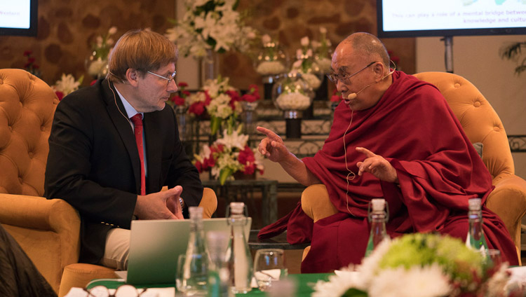 Sua Santità il Dalai Lama durante le sue considerazioni preliminari, nel corso del dialogo tra studiosi russi e buddhisti a Nuova Delhi (India), il 7 agosto 2017. (Foto di Tenzin Choejor/OHHDL)