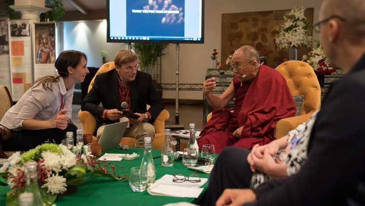 Sua Santità il Dalai Lama e Maria Falikman nel corso della seconda giornata di dialogo tra studiosi russi e buddhisti a Nuova Delhi, l’8 agosto 2017. (Foto di Tenzin Choejor/OHHDL)