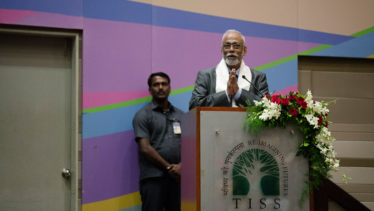 Il professor S. Parasuraman dà il benvenuto al pubblico presente alla presentazione del Master in Etica Secolare, presso il Tata Institute of Social Sciences di Mumbai (India), il 14 agosto 2017. (Foto di Tenzin Choejor/OHHDL)