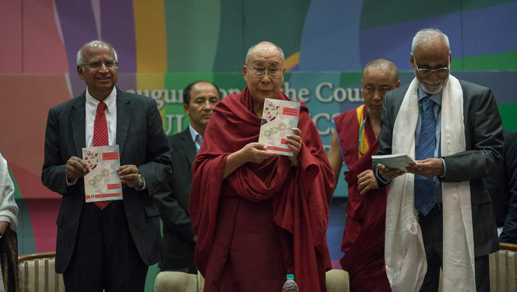 Sua Santità il Dalai Lama alla presentazione ufficiale del Master in Etica Secolare e del manuale introduttivo, presso il Tata Institute of Social Sciences. Mumbai, 14 agosto 2017.  (Foto di Tenzin Choejor/OHHDL)