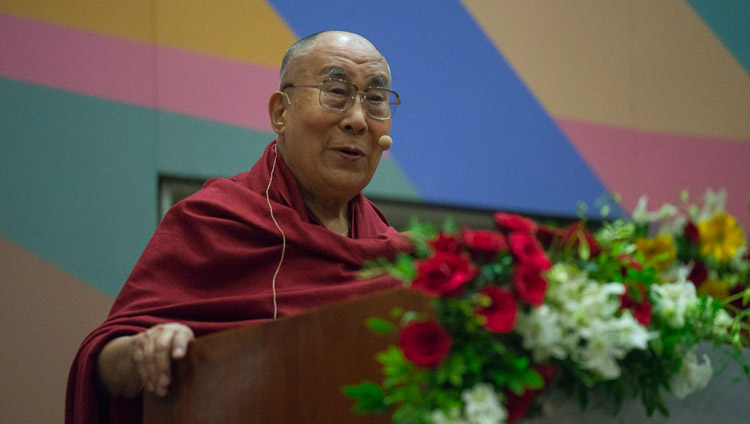 Sua Santità il Dalai Lama durante il suo discorso inaugurale alla presentazione del Master in Etica Secolare presso il Tata Institute of Social Sciences. Mumbai, 14 agosto 2017. (Foto di Tenzin Choejor/OHHDL)