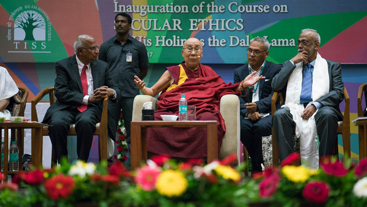 Sua Santità il Dalai Lama risponde alle domande del pubblico, durante la presentazione del Master in Etica Secolare presso il Tata Institute of Social Sciences. Mumbai, 14 agosto 2017. (Foto di Tenzin Choejor/OHHDL)