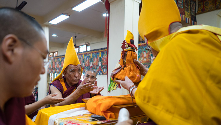 Sua Santità il Dalai Lama conferisce il Gaden Tripa, prima di iniziare gli insegnamenti presso il Tsuglagkang  - il Tempio Tibetano Principale -  a Dharamsala (India), il 29 agosto 2017. (Foto di Tenzin Choejor/OHHDL)