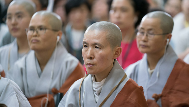 Alcuni membri della comunità monastica coreana presenti alla seconda giornata di insegnamenti di Sua Santità il Dalai Lama presso il Tsuglagkhang di Dharamsala (India), 30 agosto 2017. (Foto del  Ven. Lobsang Kunga/OHHDL)