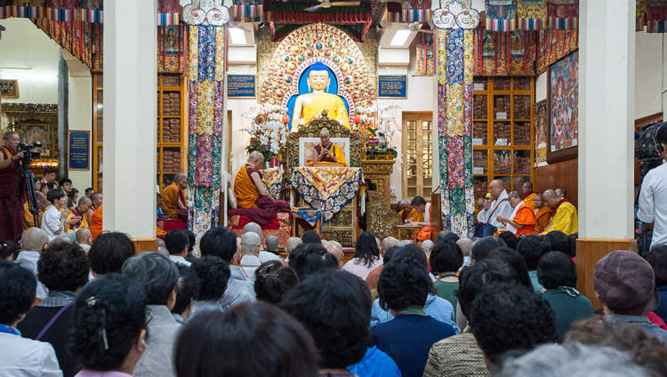 Sua Santità il Dalai Lama durante la seconda giornata di insegnamenti presso il Tsuglagkhang a Dharamsala (India), 30 agosto 2017. (Foto di Tenzin Phuntsok/OHHDL)