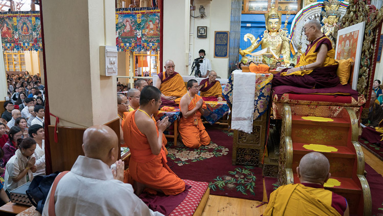 I monaci thailandesi cantano il Mangala Sutta prima dell’inizio della terza giornata di insegnamenti di Sua Santità il Dalai Lama presso il Tsuglagkhang, a Dharamsala (India), 31 agosto 2017. (Foto di Tenzin Choejor/OHHDL)