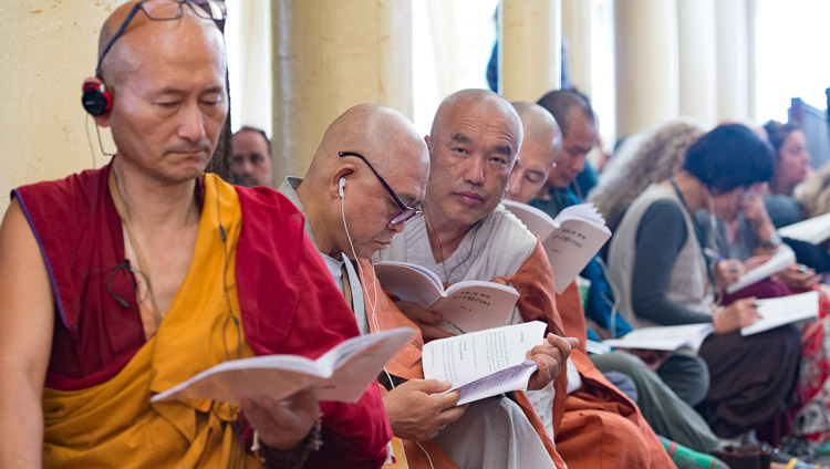 Alcuni monaci del Sud Est Asiatico seguono il testo di Buddhapalita durante la terza giornata di insegnamenti di Sua Santità il Dalai Lama presso il Tsuglagkhang, a  Dharamsala (India), 31 agosto  2017. (Foto di Tenzin Choejor/OHHDL)