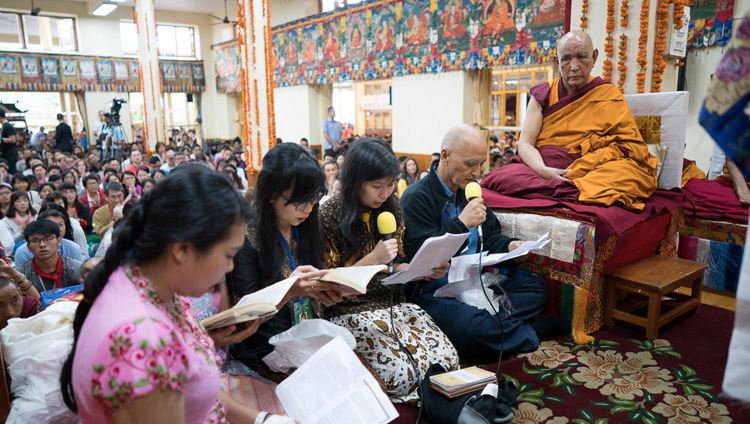 Un gruppo di praticanti laici recita il Sutra del Cuore in indonesiano, all’inizio della giornata conclusiva degli insegnamenti di Sua Santità il Dalai Lama presso lo Tsuglagkhang, a Dharamsala (India), 1 settembre 2017. (Foto di Tenzin Choejor/OHHDL)
