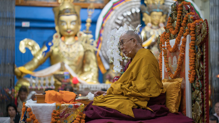 Sua Santità il Dalai Lama durante la giornata conclusiva degli insegnamenti per i praticanti del Sud Est Asiatico, presso lo Tsuglagkhang, a Dharamsala (India), 1 settembre 2017. (Foto di Tenzin Choejor/OHHDL)