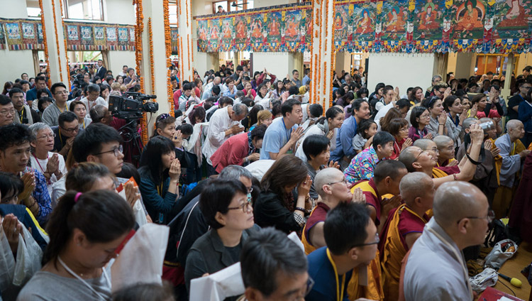 Il pubblico ascolta Sua Santità il Dalai Lama durante la giornata conclusiva degli insegnamenti per i praticanti del Sud Est Asiatico presso lo Tsuglagkhang, a Dharamsala (India), 1 settembre 2017. (Foto di Choejor/OHHDL)