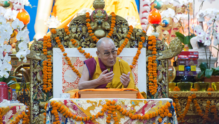 Sua Santità il Dalai Lama durante la giornata conclusiva degli insegnamenti per i praticanti provenienti dal Sud Est Asiatico, presso lo Tsuglagkhang, a Dharamsala (India), 1 settembre 2017. (Foto di Tenzin Choejor/OHHDL)
