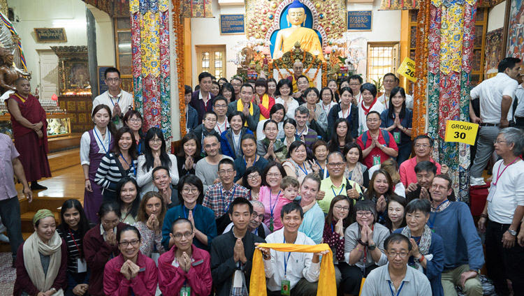 Uno dei numerosi gruppi provenienti dal Sud Est Asiatico posano con Sua Santità il Dalai Lama per una foto ricordo, a conclusione degli insegnamenti che si sono tenuti presso lo Tsuglagkhang a Dharamsala (India), 1 settembre 2017. (Foto di Tenzin Choejor/OHHDL)