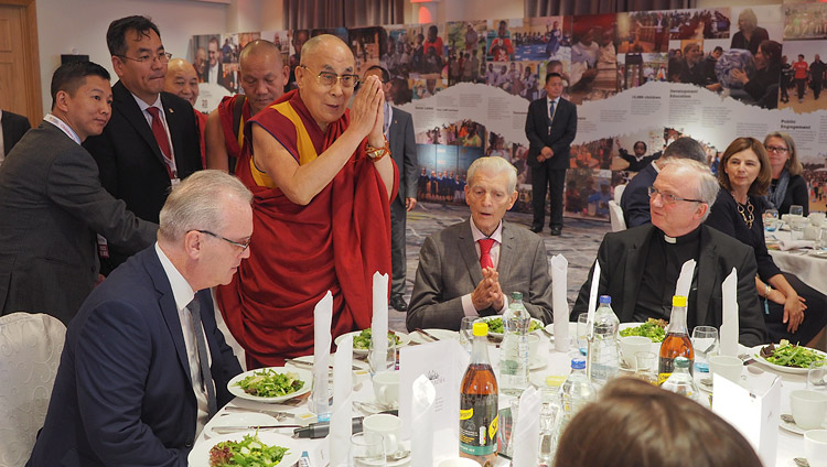 Sua Santità il Dalai Lama saluta i membri del board e dello staff di Children in Crossfire al pranzo di gala, a Derry, Irlanda del Nord, 10 settembre 2017. (Foto di Jeremy Russell/OHHDL)