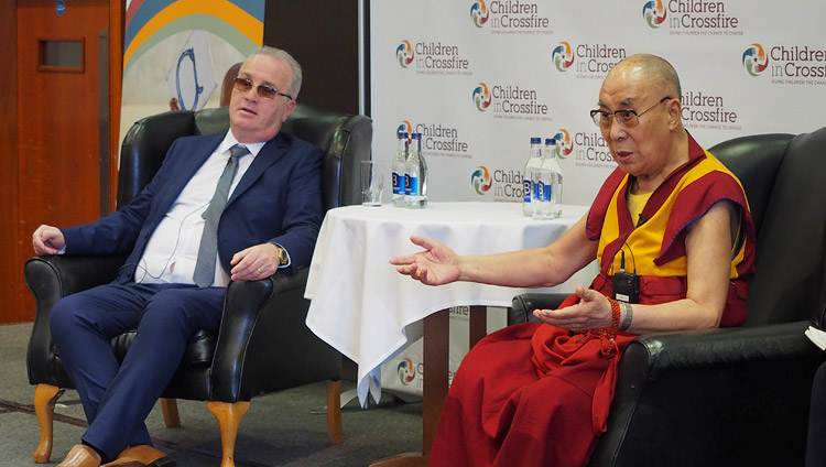 Sua Santità il Dalai Lama durante la conferenza stampa organizzata a Derry, Irlanda del Nord, 11 settembre 2017. (Foto di Jeremy Russell/OHHDL)