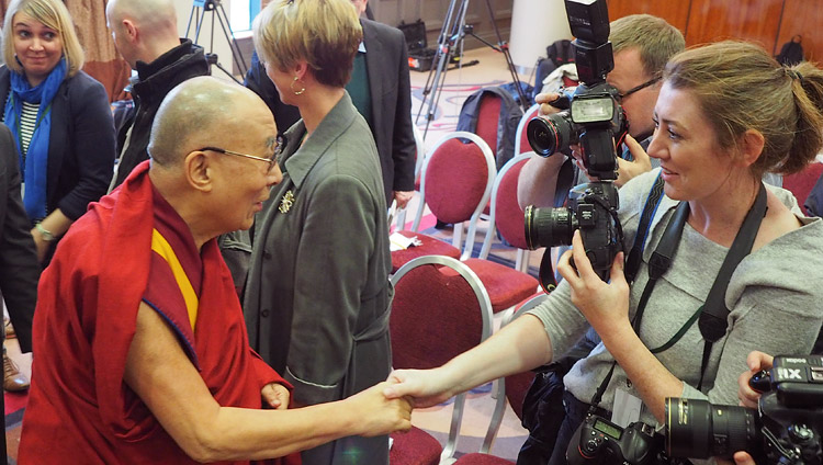 Sua Santità il Dalai Lama saluta e ringrazia i giornalisti a conclusione della conferenza stampa a Derry, Irlanda del Nord, 11 settembre 2017. (Foto di Jeremy Russell/OHHDL)