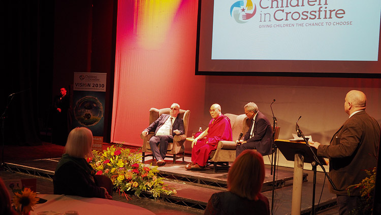 Sua Santità il Dalai Lama durante la conferenza “Educare il cuore” presso il Millennium Forum di Derry, Irlanda del Nord, 11 settembre 2017. (Foto di Lorcan Doherty)