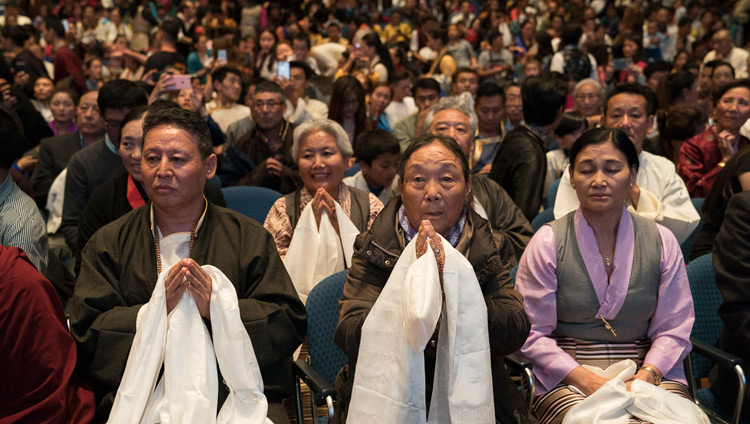 Alcuni dei 1500 membri della comunità tibetana, giunti da tutto il nord Europa per incontrare Sua Santità il Dalai Lama presso la Sala del Centenario di Francoforte (Germania), 13 settembre 2017. (Foto di Tenzin Choejor/OHHDL
