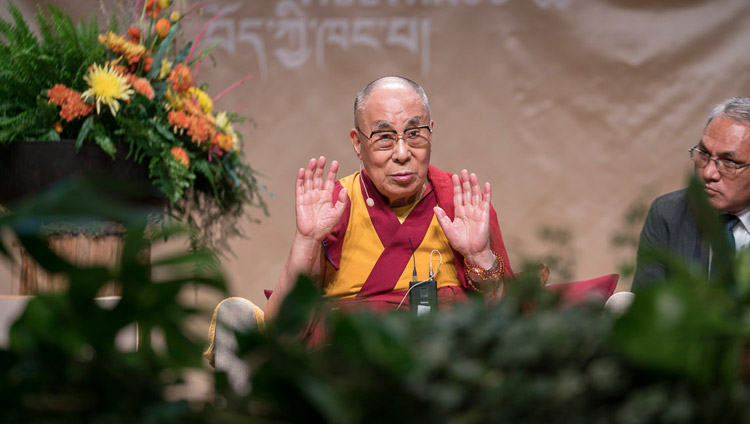 Sua Santità interviene durante il simposio “Scienza Occidentale e Prospettive Buddhiste” presso la Sala del Centenario, Francoforte, 14 settembre 2017. (Foto di Tenzin Choejor)