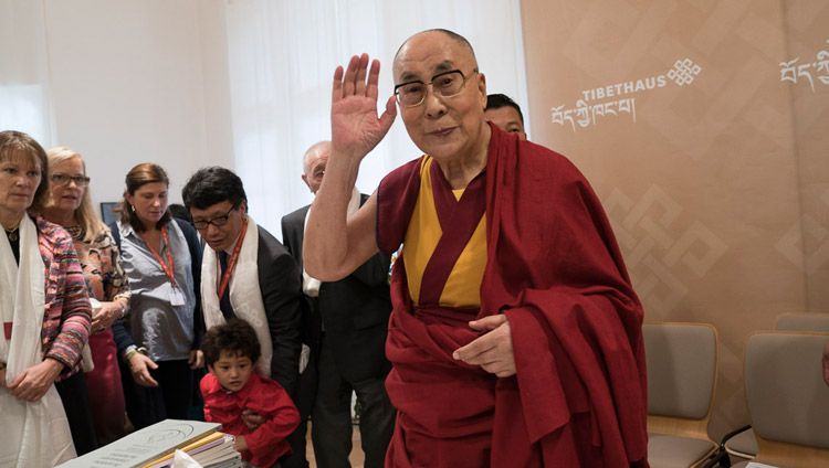 Sua Santità il Dalai Lama ringrazia i giornalisti che hanno preso parte alla conferenza stampa di inaugurazione della Tibet House di Francoforte. 14 settembre 2017. (Foto di Tenzin Choejor)