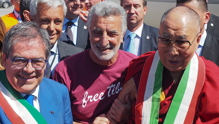 Sua Santità il Dalai Lama è accolto al suo arrivo all’aeroporto di Catania da Enzo Bianco, sindaco della città, e da Renato Accorinti, sindaco di Messina. Catania, 15 settembre 2017. (Foto di Jeremy Russel)