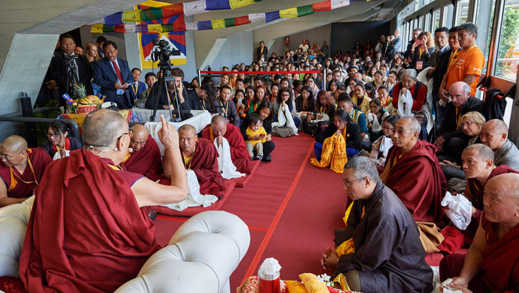 Sua Santità il Dalai lama incontra i 150 rappresentanti della comunità tibetana durante la pausa per il pranzo presso il Mandela Forum di Firenze, 19 settembre 2017. Foto di Olivier Adam