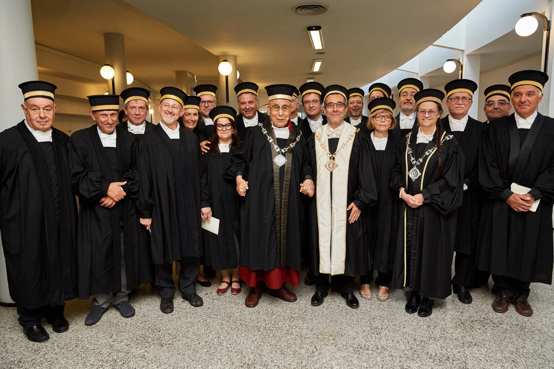 Foto di gruppo con gli accademici dell'Università di Pisa in occasione del conferimento della Laurea Magistrale Honoris Causa a Sua Santità il Dalai Lama. Pisa, 21 settembre 2017. Foto di Olivier Adam