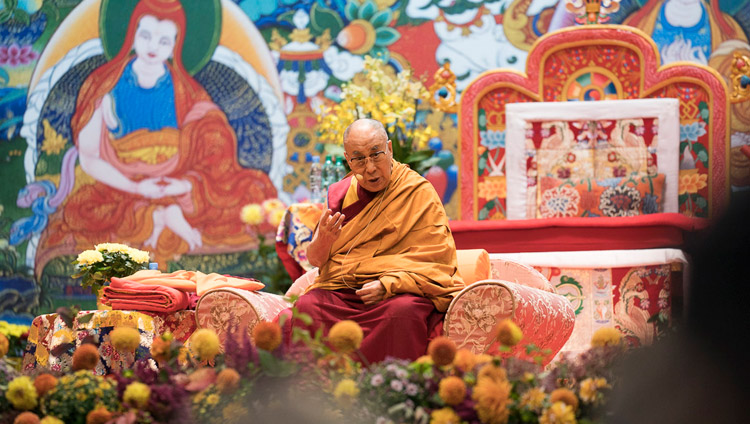 Sua Santità il Dalai Lama durante la prima giornata di insegnamenti presso la Skonto Hall di Riga, Lettonia, il 23 settembre 2017. Foto di Tenzin Choejor