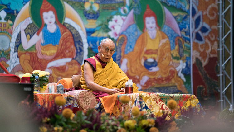 Sua Santità il Dalai Lama durante la seconda giornata di insegnamenti presso la Skonto Hall di Riga, Lettonia, il 24 settembre 2017. Foto di Tenzin Choejor