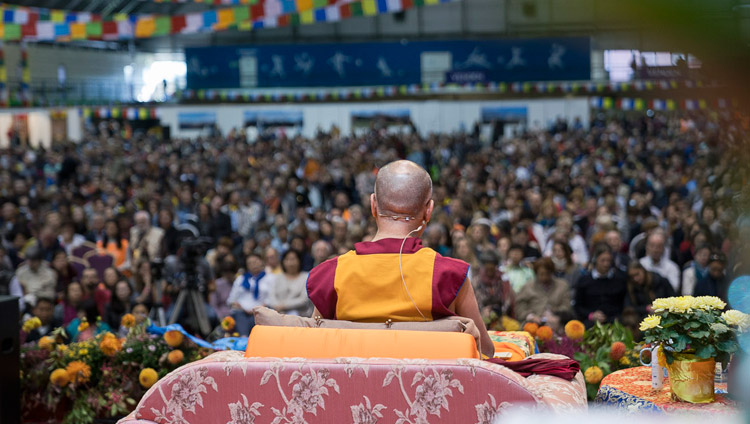 Un veduta dal palco della platea, durante gli insegnamenti del Dalai Lama a Riga, il 24 settembre 2017. Foto di Tenzin Choejor