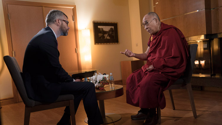 Sua Santità il Dalai Lama mentre rilascia un’intervista alla TV lettone, Riga, 25 settembre 2017. Foto di Tenzin Choejor