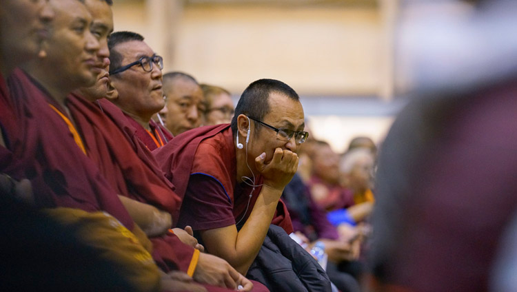 Alcuni membri della comunità monastica ascoltano gli insegnamenti di Sua Santità il Dalai Lama durante la sua ultima giornata a Riga, Lettonia, 25 settembre 2017. Foto di Tenzin Choejor
