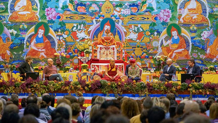 Sua Santità il Dalai Lama durante la conferenza pubblica che si è tenuta alla Skonto Hall di Riga, il 25 settembre 2017. Foto di Tenzin Choejor