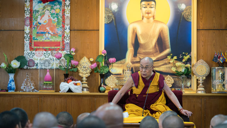 Sua Santità il Dalai Lama parla ai membri del Tibetan Nun Project, ai sostenitori del progetto e alle monache durante un’udienza presso la sua residenza a Dharamsala, il 4 ottobre 2017. Foto di Tenzin Choejor