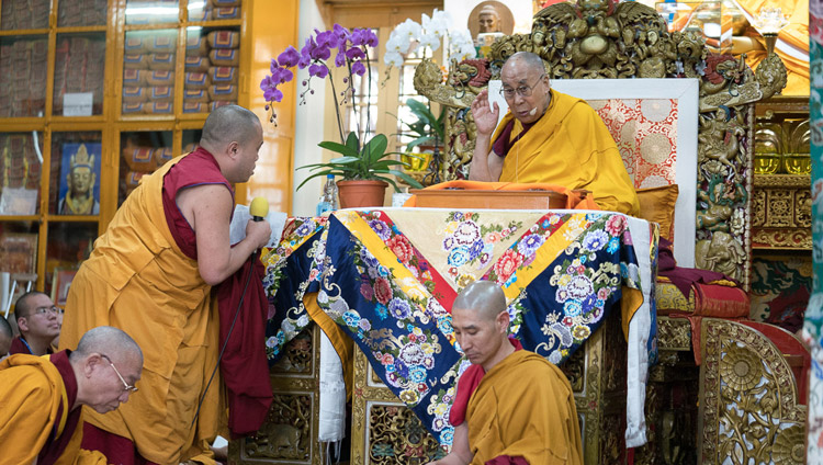 Sua Santità il Dalai Lama risponde alle domande del pubblico, durante una breve pausa dagli insegnamenti conferiti presso il Tempio Tibetano principale di Dharamsala, 5 ottobre 2017. Foto di Lobsang Tsering