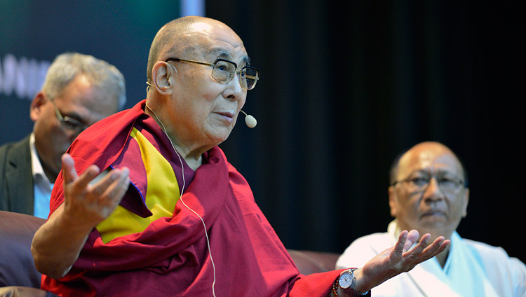 Sua Santità il Dalai Lama parla alla platea del City Convention Center di Imphal, il 18 ottobre 2017. Foto di Lobsang Tsering