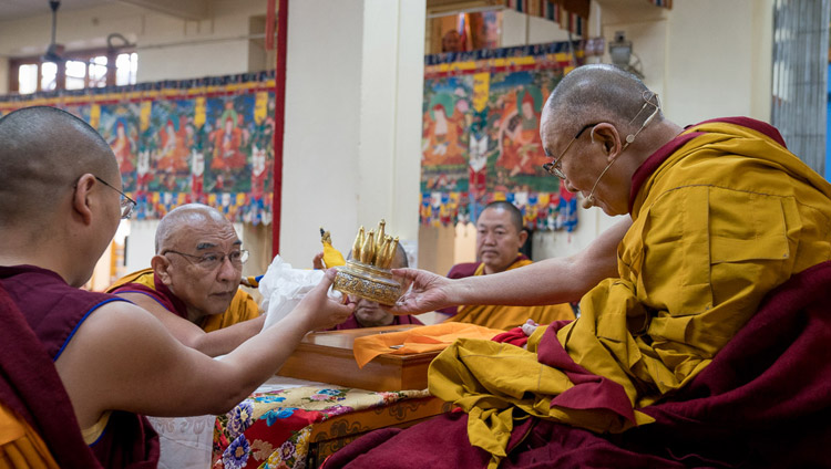 Thomtog Rinpoche, Abate del Monastero di Namgyal, porge le offerte tradizionali a Sua Santità il Dalai Lama all’inizio degli insegnamenti presso il Tempio Tibetano Principale di Dharamsala, India, il 3 novembre 2017. Foto di Tenzin Choejor.