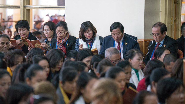 Sostenitori e sponsor della nuova scuola presso il Monastero di Namgyal recitano il Sutra del Cuore prima dell’inizio degli insegnamenti di Sua Santità il Dalai Lama nel Tempio Tibetano Principale di Dharamsala (India), 3 novembre 2017. Foto di Tenzin Choejor