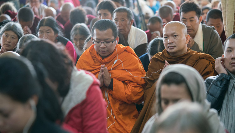 Oltre 4000 persone, tra laici e ordinati, hanno partecipato agli insegnamenti di Sua Santità presso il Tempio Tibetano Principale di Dharamsala (India), il 3 novembre 2017. Foto di Tenzin Choejor
