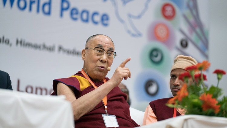Sua Santità il Dalai Lama durante il suo intervento alla conferenza “Scienza, spiritualità e pace nel mondo” organizzata presso il Government Degree College di Dharamsala, il 4 novembre 2017. Foto di Tenzin Choejor