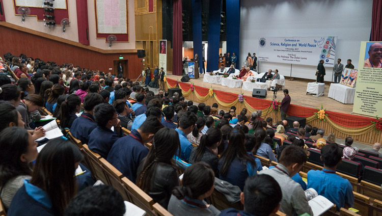 L’Auditorium del Government Degree College durante la conferenza “Scienza, spiritualità e pace nel mondo”. Dharamsala, il 4 novembre 2017. Foto di Tenzin Choejor
