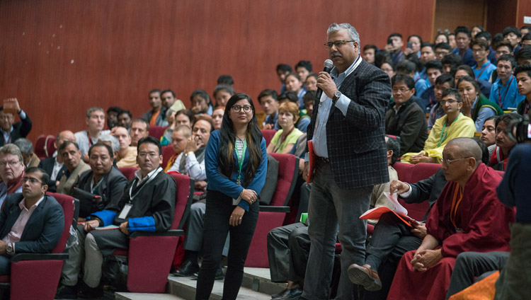 Domande e risposte con il pubblico durante la conferenza “Scienza, spiritualità e pace nel mondo” all’Auditorium del Government Degree College di Dharamsala, il 4 novembre 2017. Foto di Tenzin Choejor